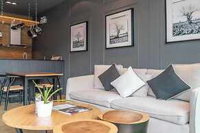 Luxury King Bed Apartment With Pool View and Sauna
