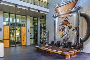 Luxury King Bed Apartment With Pool View and Sauna