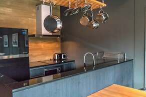 Luxury King Bed Apartment With Pool View and Sauna