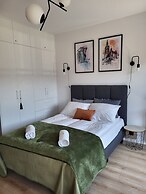 Studio & Balcony City Centre by Renters