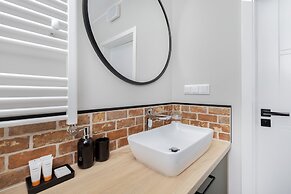 Studio & Balcony City Centre by Renters