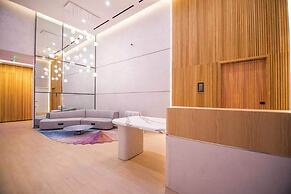 Modern High-Rise Condo with Pool/Gym, in Central DT MIAMI!