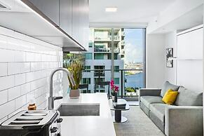 Modern High-Rise Condo with Pool/Gym, in Central DT MIAMI!
