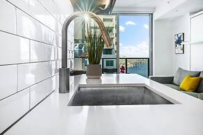 Modern High-Rise Condo with Pool/Gym, in Central DT MIAMI!