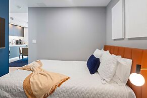 Modern High-Rise Condo with Pool/Gym, in Central DT MIAMI!