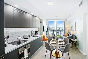 Modern High-Rise Condo with Pool/Gym, in Central DT MIAMI!