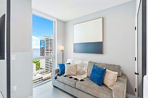 Modern High-Rise Condo with Pool/Gym, in Central DT MIAMI!