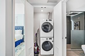 Modern High-Rise Condo with Pool/Gym, in Central DT MIAMI!