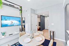 Modern High-Rise Condo with Pool/Gym, in Central DT MIAMI!