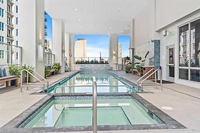 Modern High-Rise Condo with Pool/Gym, in Central DT MIAMI!