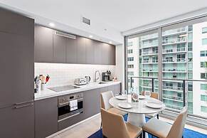 Modern High-Rise Condo with Pool/Gym, in Central DT MIAMI!