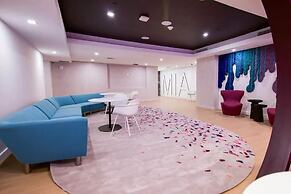 Modern High-Rise Condo with Pool/Gym, in Central DT MIAMI!