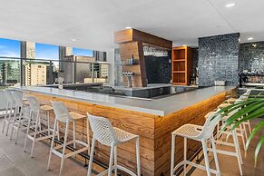 Modern High-Rise Condo with Pool/Gym, in Central DT MIAMI!