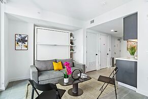 Modern High-Rise Condo with Pool/Gym, in Central DT MIAMI!