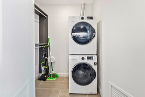 Modern High-Rise Condo with Pool/Gym, in Central DT MIAMI!