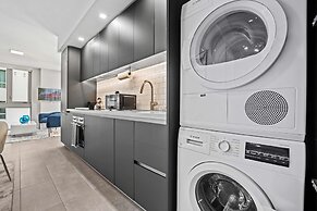 Modern High-Rise Condo with Pool/Gym, in Central DT MIAMI!