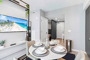 Modern High-Rise Condo with Pool/Gym, in Central DT MIAMI!