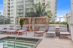 Modern High-Rise Condo with Pool/Gym, in Central DT MIAMI!