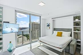 Modern High-Rise Condo with Pool/Gym, in Central DT MIAMI!