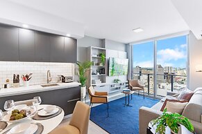 Modern High-Rise Condo with Pool/Gym, in Central DT MIAMI!