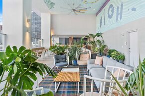 Modern High-Rise Condo with Pool/Gym, in Central DT MIAMI!