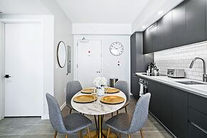 Modern High-Rise Condo with Pool/Gym, in Central DT MIAMI!