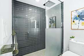 Modern High-Rise Condo with Pool/Gym, in Central DT MIAMI!