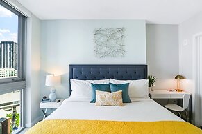 Modern High-Rise Condo with Pool/Gym, in Central DT MIAMI!