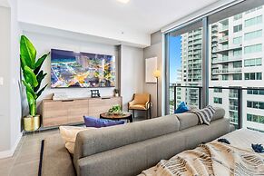 Modern High-Rise Condo with Pool/Gym, in Central DT MIAMI!