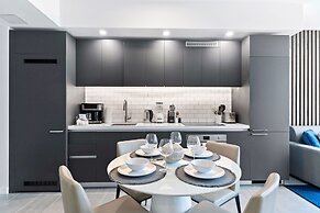 Modern High-Rise Condo with Pool/Gym, in Central DT MIAMI!