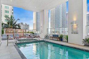 Modern High-Rise Condo with Pool/Gym, in Central DT MIAMI!