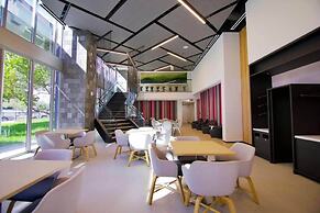 Modern High-Rise Condo with Pool/Gym, in Central DT MIAMI!