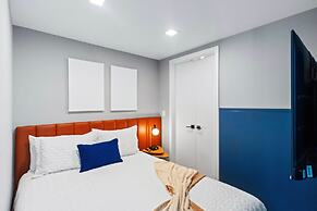 Modern High-Rise Condo with Pool/Gym, in Central DT MIAMI!