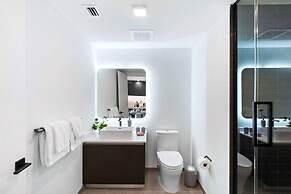 Modern High-Rise Condo with Pool/Gym, in Central DT MIAMI!