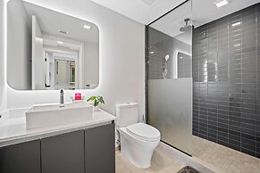 Modern High-Rise Condo with Pool/Gym, in Central DT MIAMI!