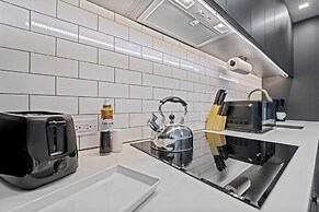 Modern High-Rise Condo with Pool/Gym, in Central DT MIAMI!