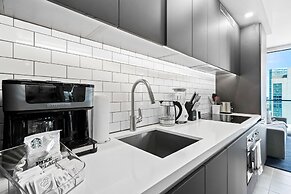 Modern High-Rise Condo with Pool/Gym, in Central DT MIAMI!