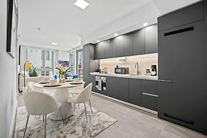 Modern High-Rise Condo with Pool/Gym, in Central DT MIAMI!