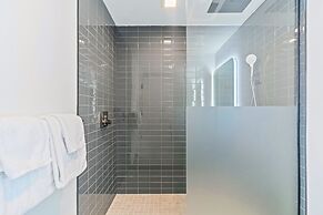 Modern High-Rise Condo with Pool/Gym, in Central DT MIAMI!