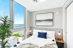 Modern High-Rise Condo with Pool/Gym, in Central DT MIAMI!