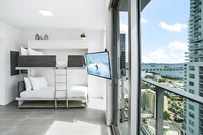 Modern High-Rise Condo with Pool/Gym, in Central DT MIAMI!