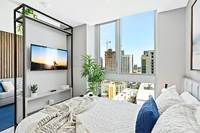 Modern High-Rise Condo with Pool/Gym, in Central DT MIAMI!