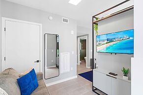 Modern High-Rise Condo with Pool/Gym, in Central DT MIAMI!