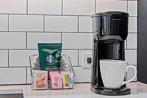 Modern High-Rise Condo with Pool/Gym, in Central DT MIAMI!