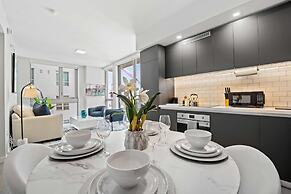 Modern High-Rise Condo with Pool/Gym, in Central DT MIAMI!