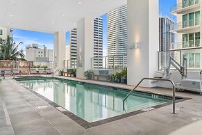 Modern High-Rise Condo with Pool/Gym, in Central DT MIAMI!