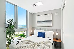 Modern High-Rise Condo with Pool/Gym, in Central DT MIAMI!