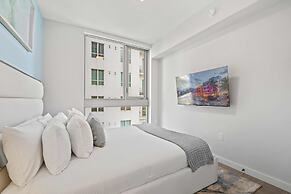 Modern High-Rise Condo with Pool/Gym, in Central DT MIAMI!