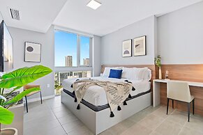 Modern High-Rise Condo with Pool/Gym, in Central DT MIAMI!