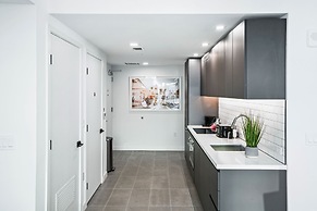 Modern High-Rise Condo with Pool/Gym, in Central DT MIAMI!